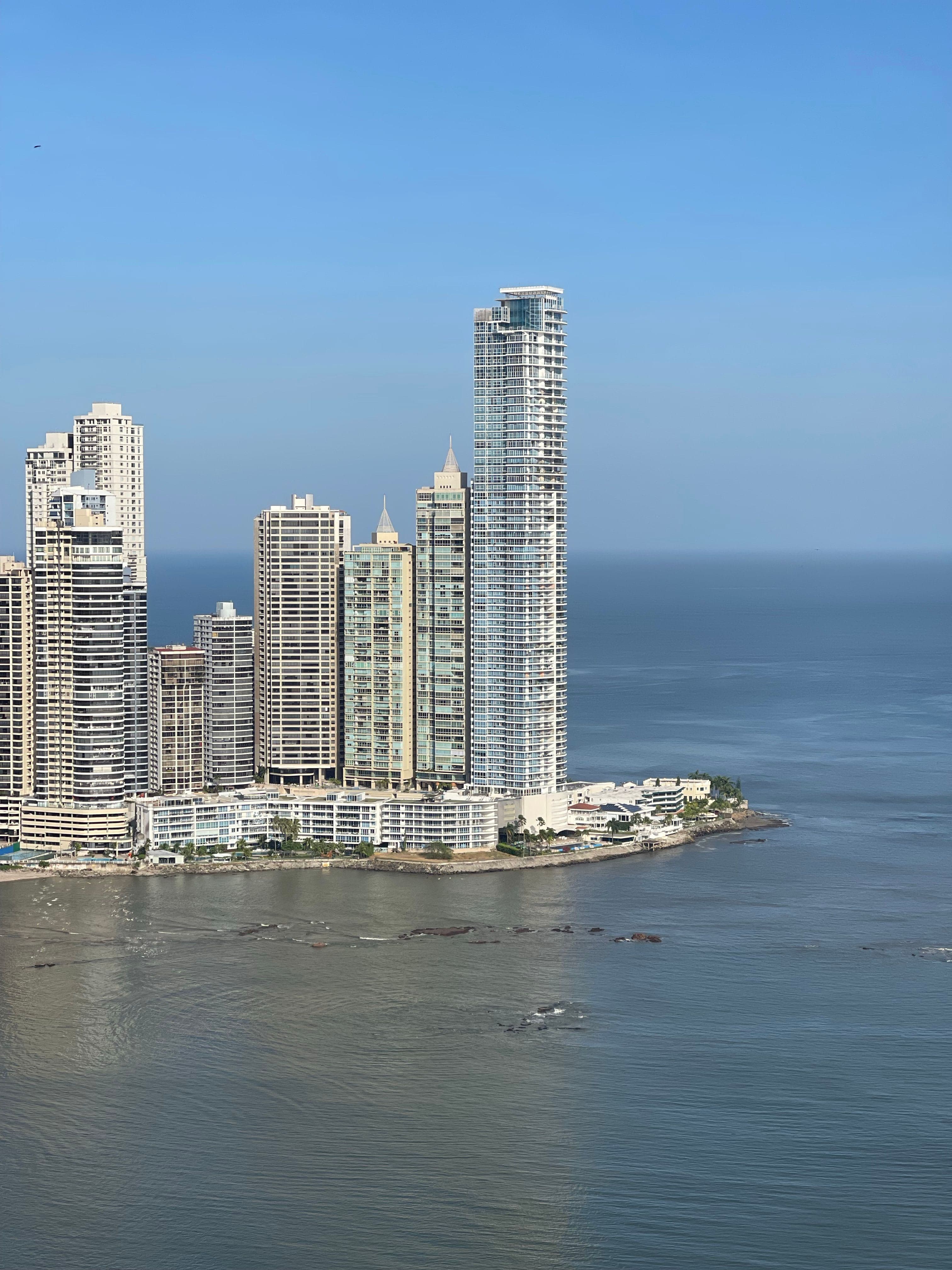 Vivir en Punta Paitilla, Panamá: guía completa del barrio con historia y vista al mar (2026)