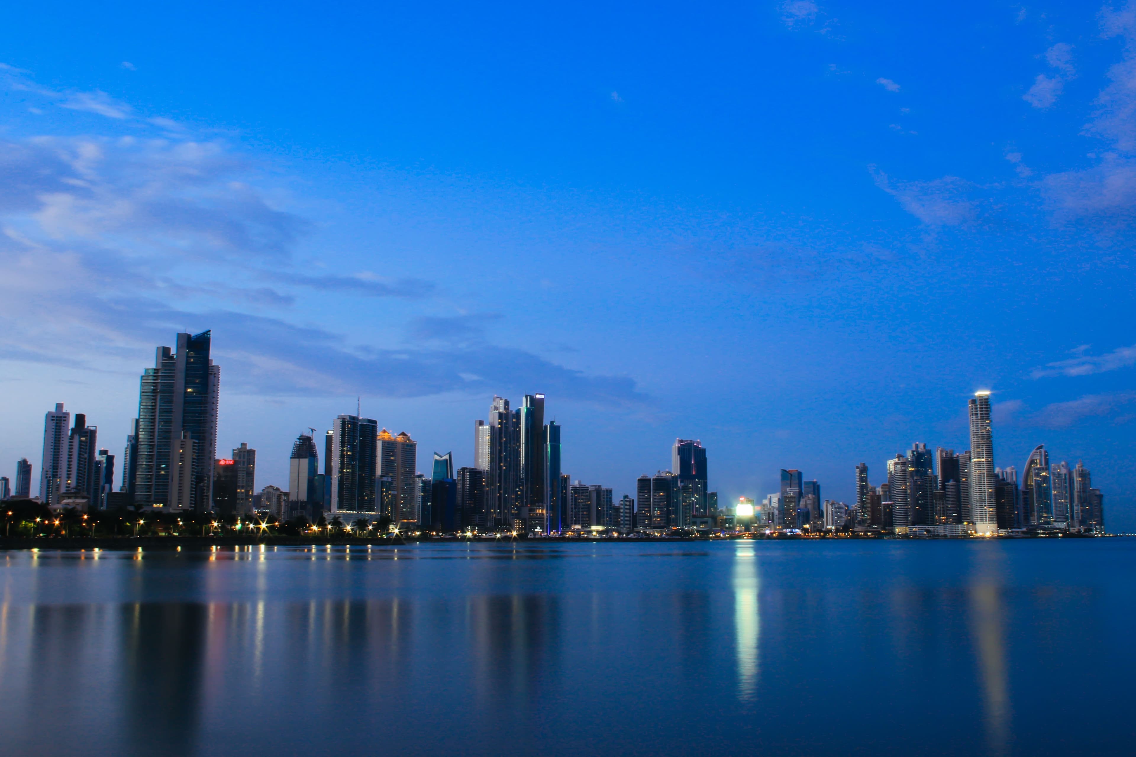 Vivir en Avenida Balboa, Panamá: guía completa frente al océano (2026)