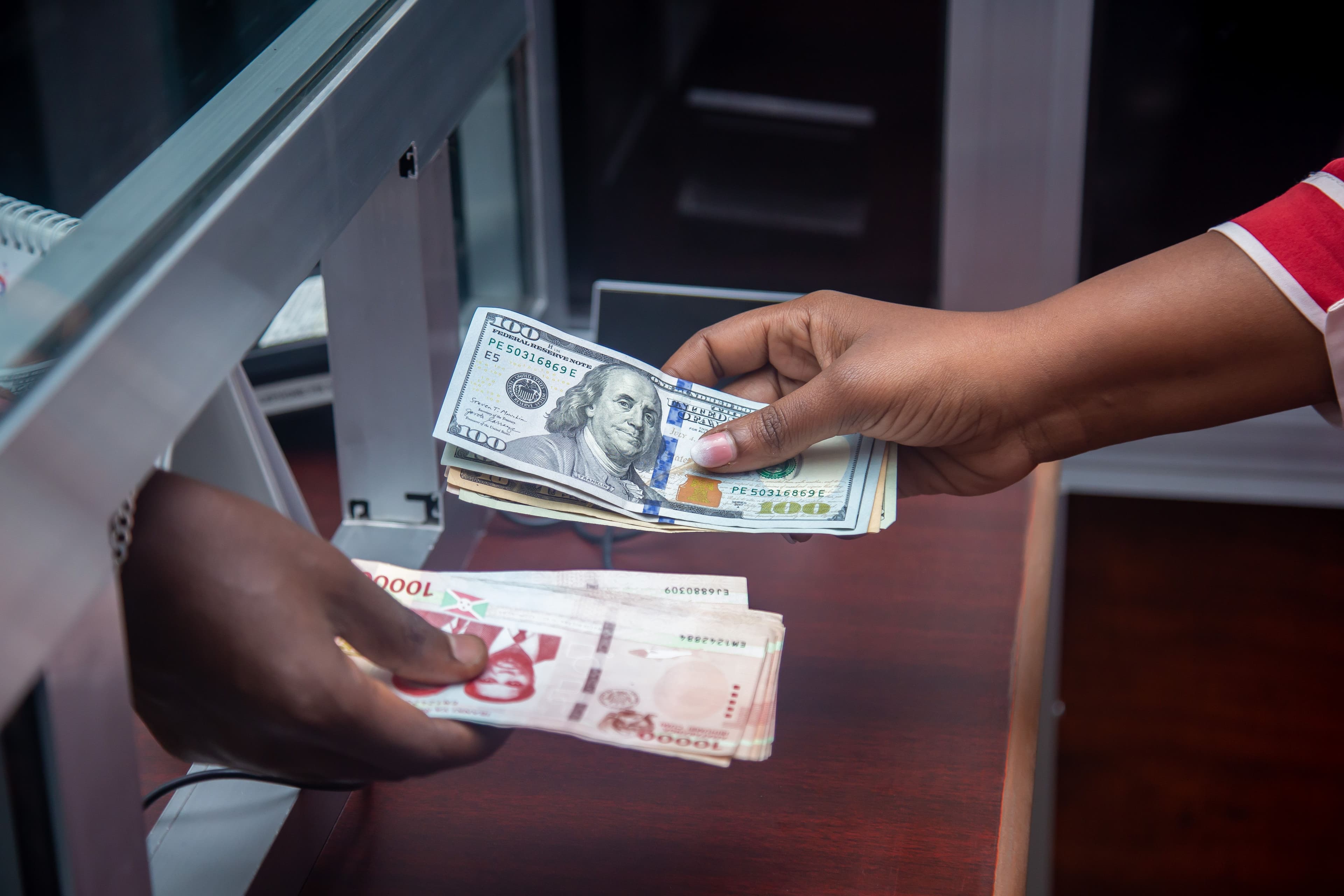 Cómo transferir dinero al exterior para comprar propiedad en Panamá